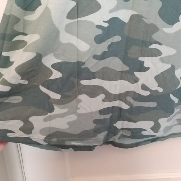 BNWT Ricki's Size XL Long Sleeve Camo Print Top With Backside Button Acc… - Picture 3 of 7